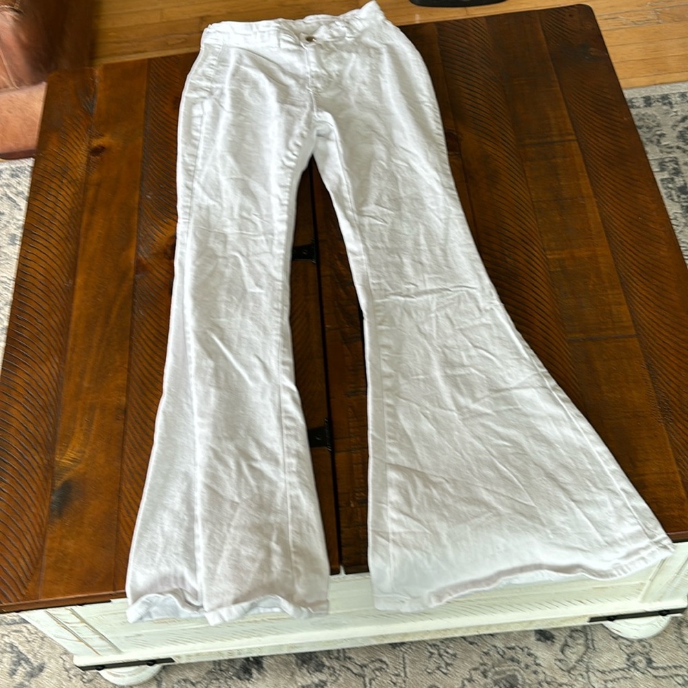 White size small bell bottom jeans. No brand listed. Very good condition.